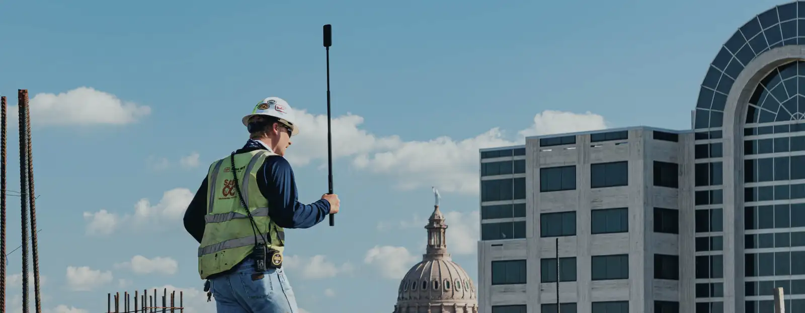 Capturing a facade with a 360° camera on a long pole