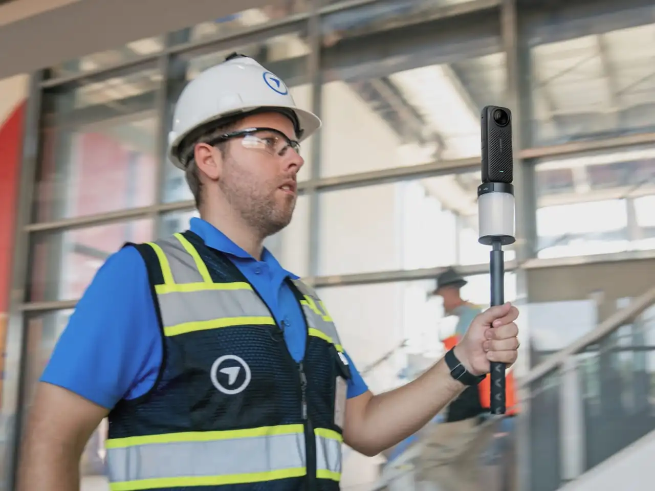 Walking a building with a 360° camera on a stick