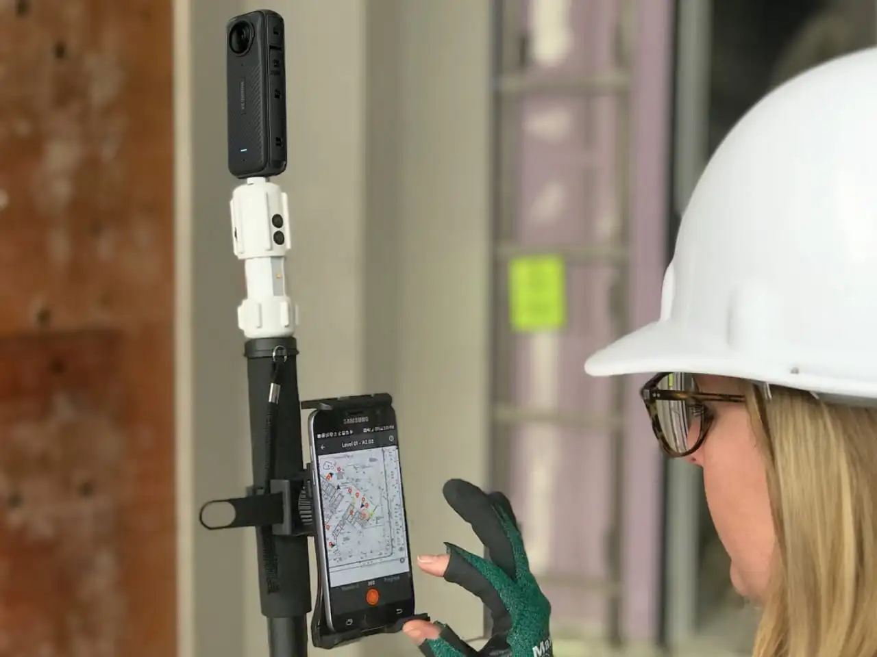 Surveying a space with a 360° camera and a phone